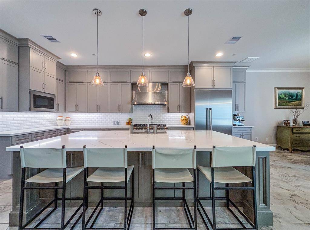 The huge breakfast bar and island is perfect for family breakfast!