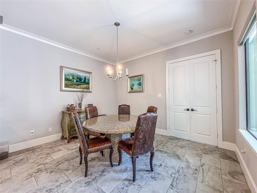 The breakfast room is the perfect place to start your day!