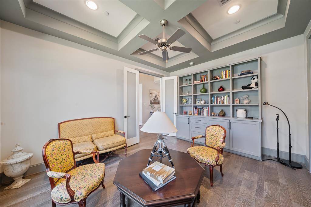 The 2nd downstairs bedroom is convenient for family in-law and visitor.