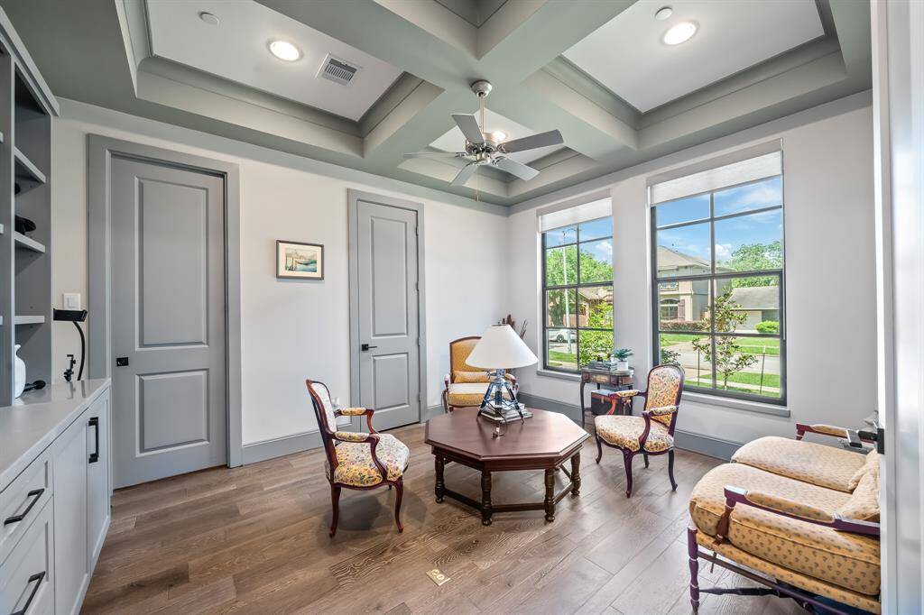 The 2nd downstairs bedroom can be used as an home office