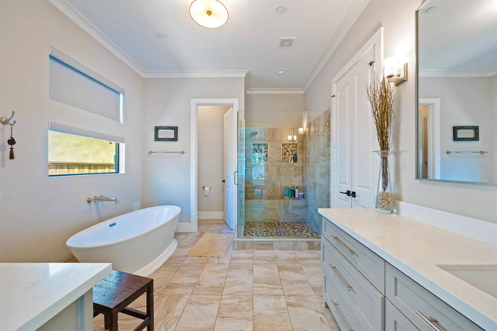 The elegant master bath retreat features a luxurious free-standing bathtub/SPA, travertine floors and quartz countertop!