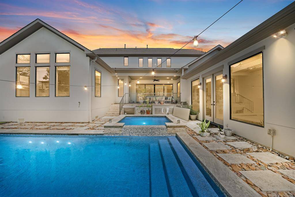 This sparkling pool and SPA are perfect for family entertaining.