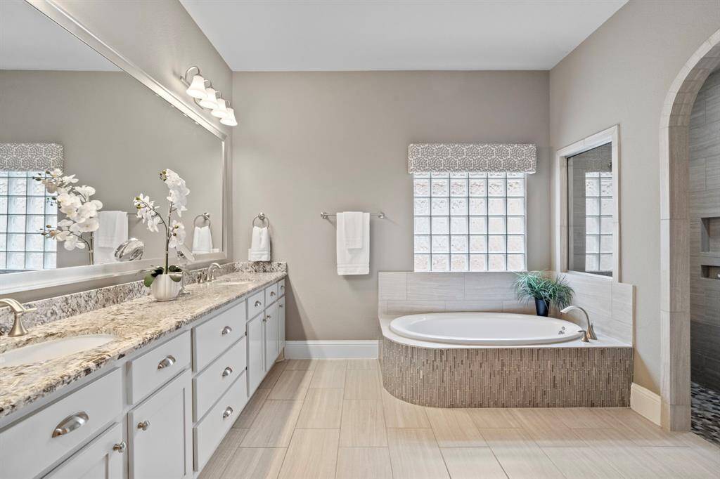 Gorgeous, en-suite bathroom