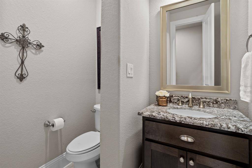 Quaint, powder bath right off of the garage