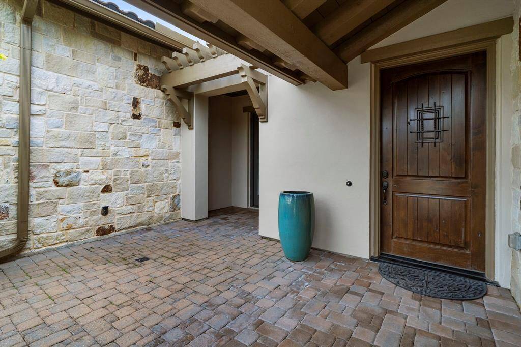 Beautiful courtyard for overflow seating from dining room