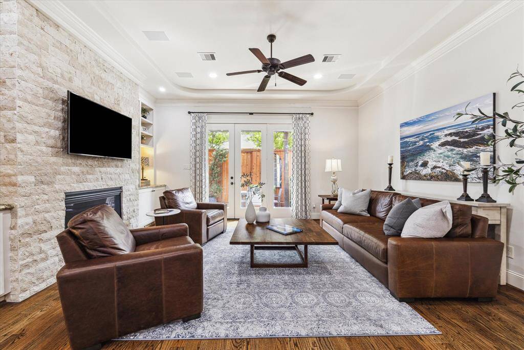 First floor living areas including tray cieling and crown molding. Double French door overlooking the backyard flood the room with natural light.