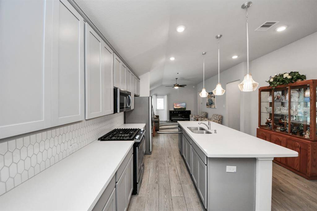 Step into this modern kitchen, wherefunctionality meets sophistication.The focal point is a sleek island thatnot only provides additional counterspace but also serves as a casualgathering spot.