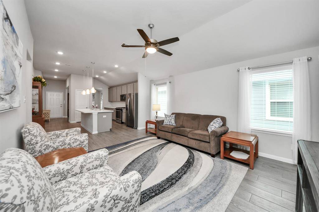 Welcome to a living room thateffortlessly combines comfort andstyle. Abundant natural light poursthrough windows, creating a brightand inviting atmosphere.