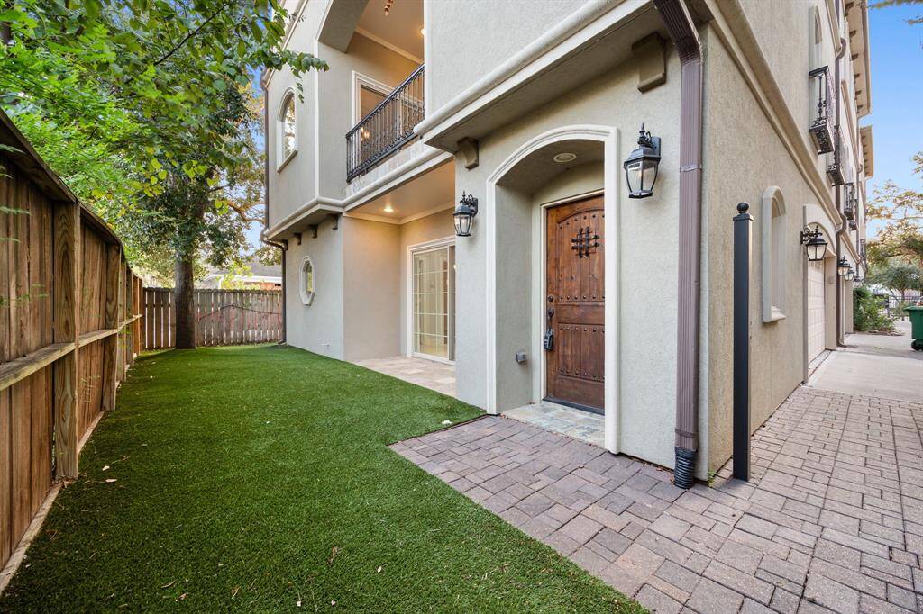 Let's step inside 514 Cortland St #C in the Cortland Oaks Community and see why you're officially home!