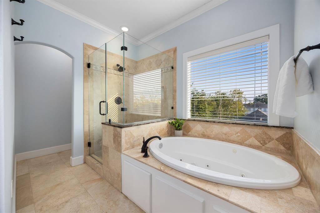 he deep jetted tub is a perfect space to sink in and relax. Oh yes please.