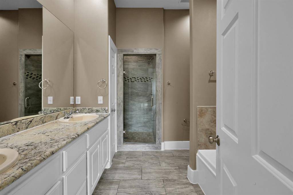 3rrd floor large primary bathroom.