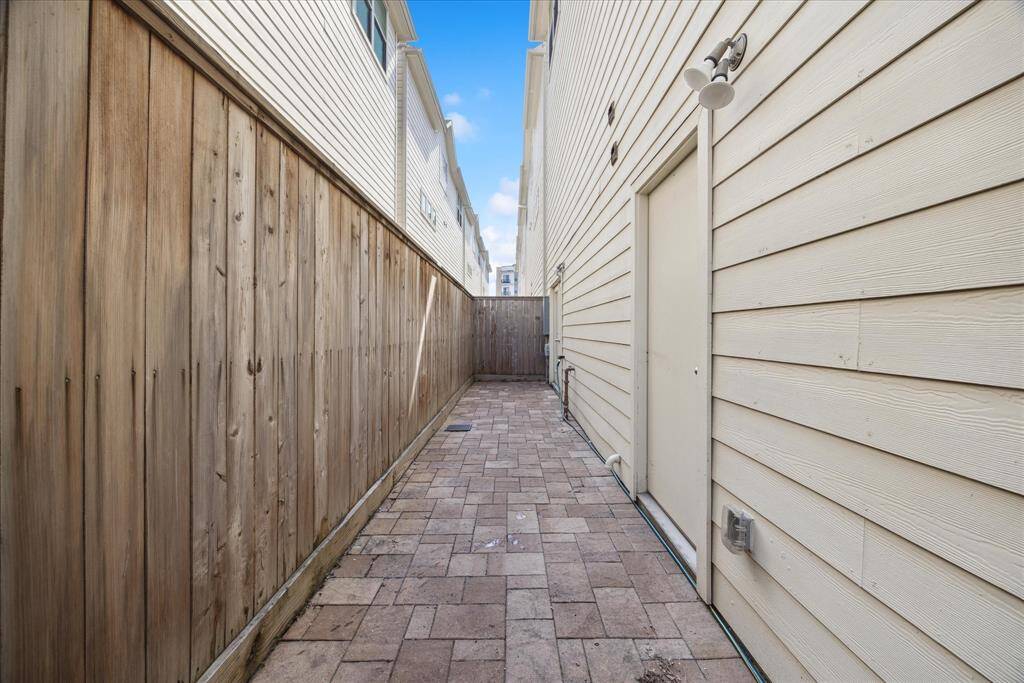 Large outdoor area ideal for Texas summer bbq and friends gatherings