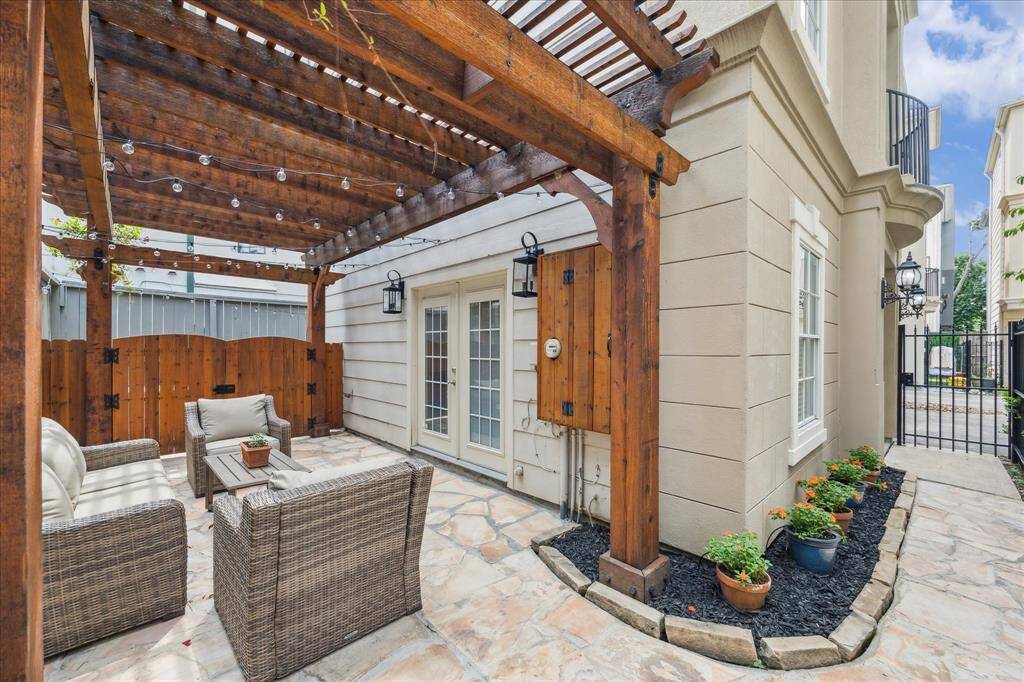 So close to Downtown, the park and walking trails, and amazing restaurants!