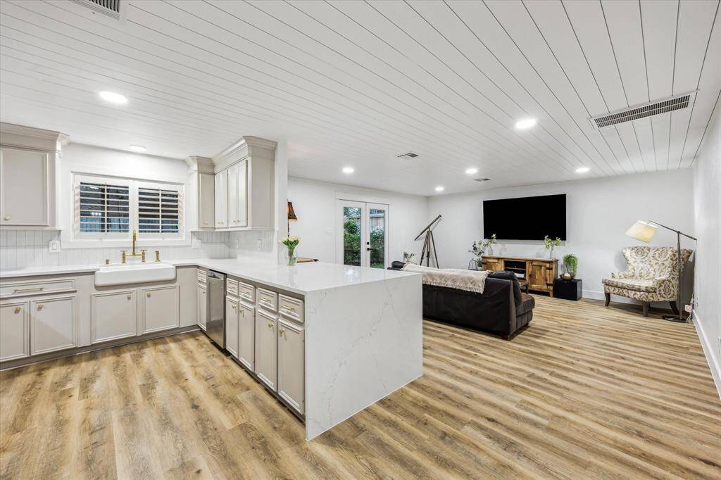 2025: Luxury vinyl plank flooring, Painted Shaker 1x6 base and 1x4 case trim, Shaker 2-panel interior doors w/ matte black levers, new Decora switches & plug receptacles throughout.