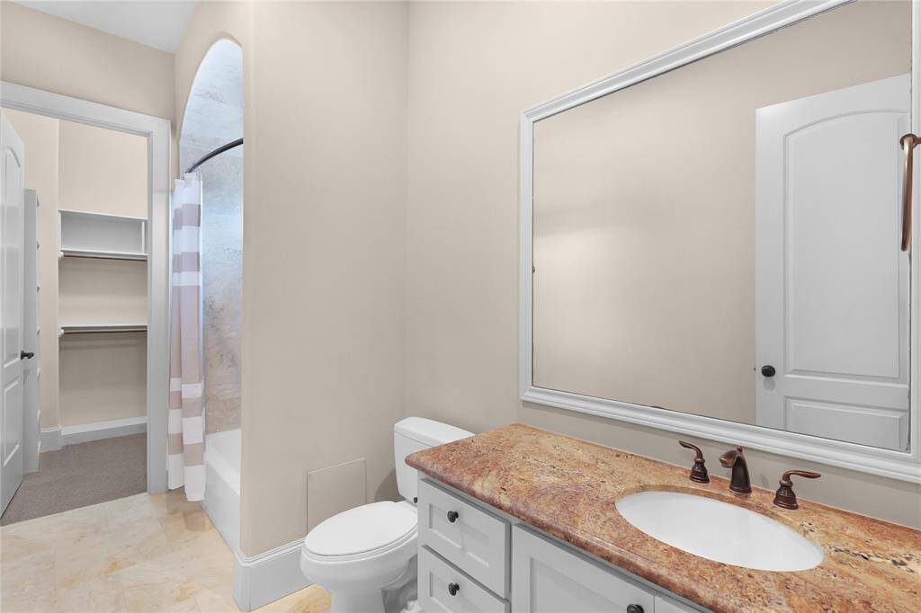 Ensuite bathroom to 3rd floor guest bedroom