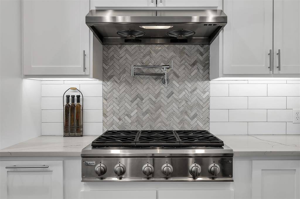 Double over w/ convection microwave. Dimmable under lit cabinets.