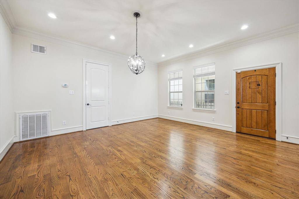 Breakfast/dining area