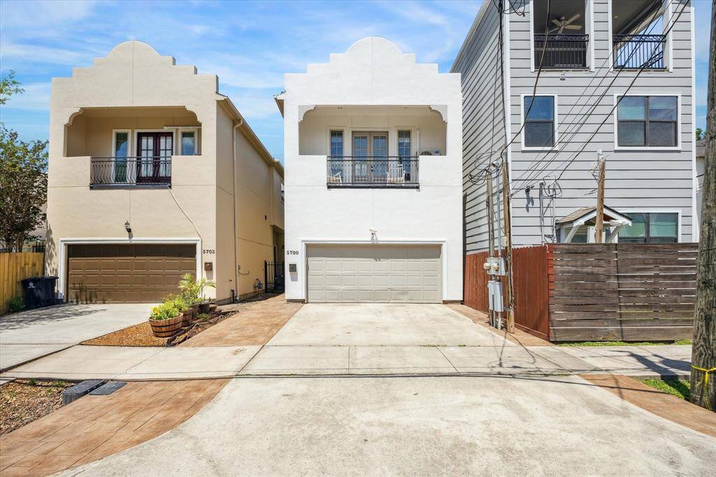 Spacious driveway