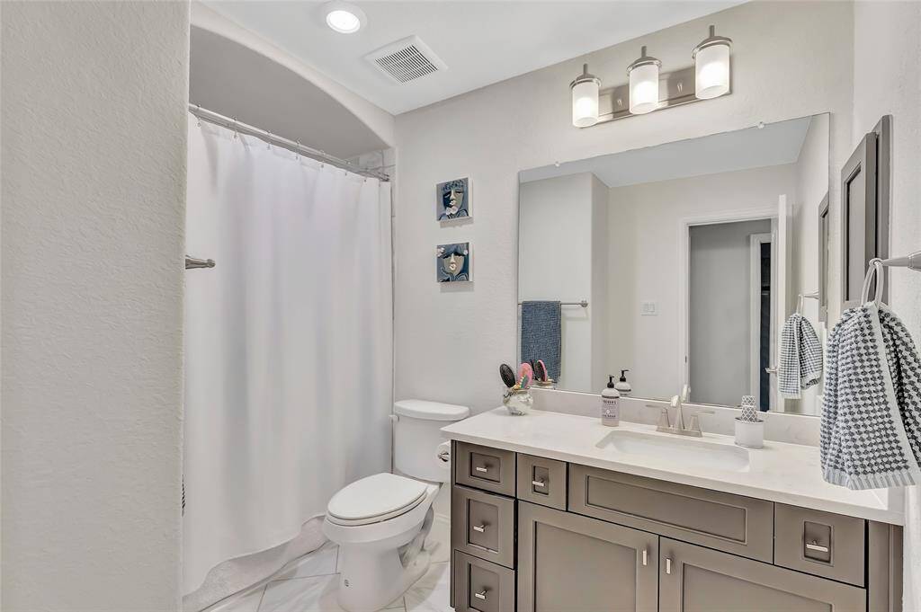 Spacious secondary bath