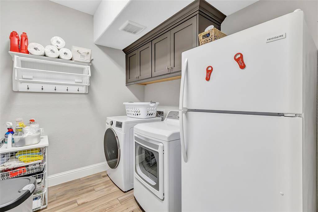 Spacious laundry room, with ample storage space