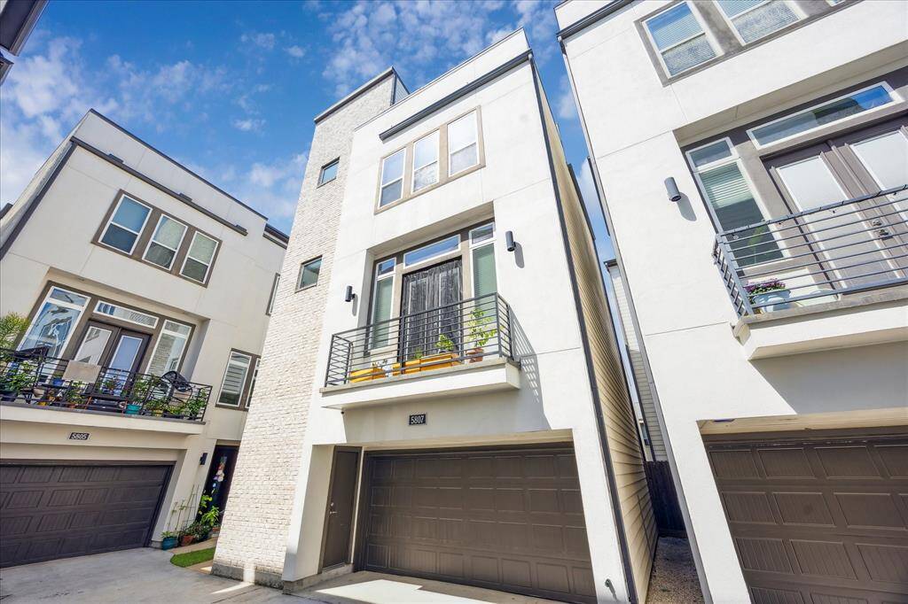 Welcome to this gorgeous 4 story home with a roof top terrace.