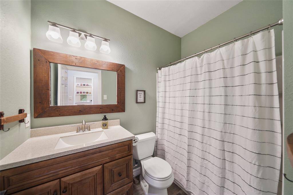 Updated secondary bath!