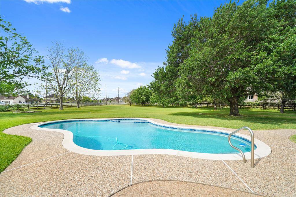 This pool is ready for all your summer fun!!!