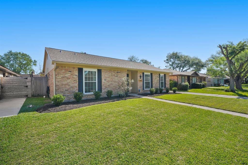 5931 Portal is a one story brick home in Westbury zoned to Parker Elementary and outside of the 100 and 500 year floodplain. The home has never flooded.