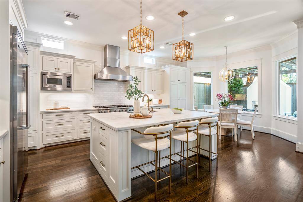 Alternate angle of the large kitchen showing the breakfast area looking into the back patio.