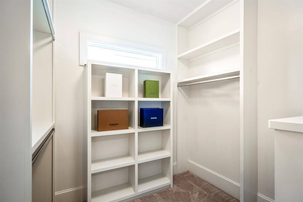 Cleverly designed to feel like two in one, thanks to its smart internal shelving and double-sided layout. With dedicated zones for organization, it’s a sophisticated space that is perfect for keeping everything effortlessly in its place.