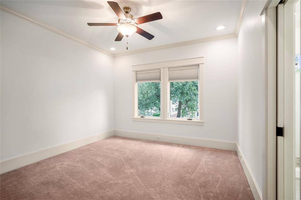With its soft carpet underfoot and double-door closet, this versatile bedroom blends everyday comfort with functional design, ready to adapt to your lifestyle needs.