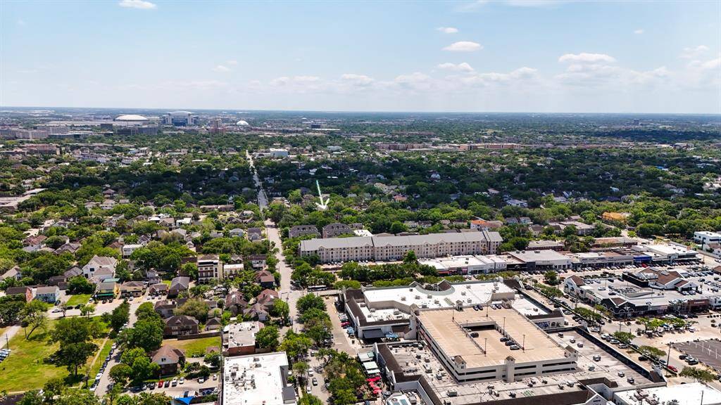 Nestled just a 5-minute stroll from the heart of Rice Village, this home offers unrivaled access to one of Houston’s most vibrant lifestyle destinations. Locals know it simply as The Village - a dynamic 16-block hub of boutique shopping, international dining, cozy coffee shops, live music, and everyday essentials. Whether you're running errands, meeting friends for brunch, or catching a show, it's all right outside your door!