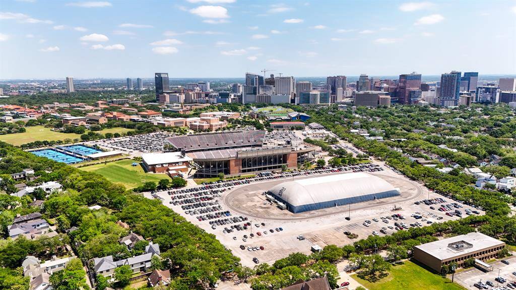 From West U Elementary to Rice University, academic prestige is a deeply-rooted part of this neighborhood's heritage. Pictured here, the tree-lined campus of Rice University is only a 3 minute bike-ride or 9-minute walk away.