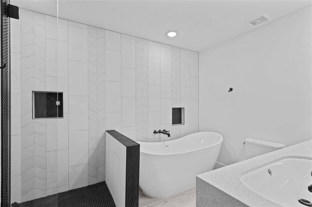 en-suite shower/tub/double sink