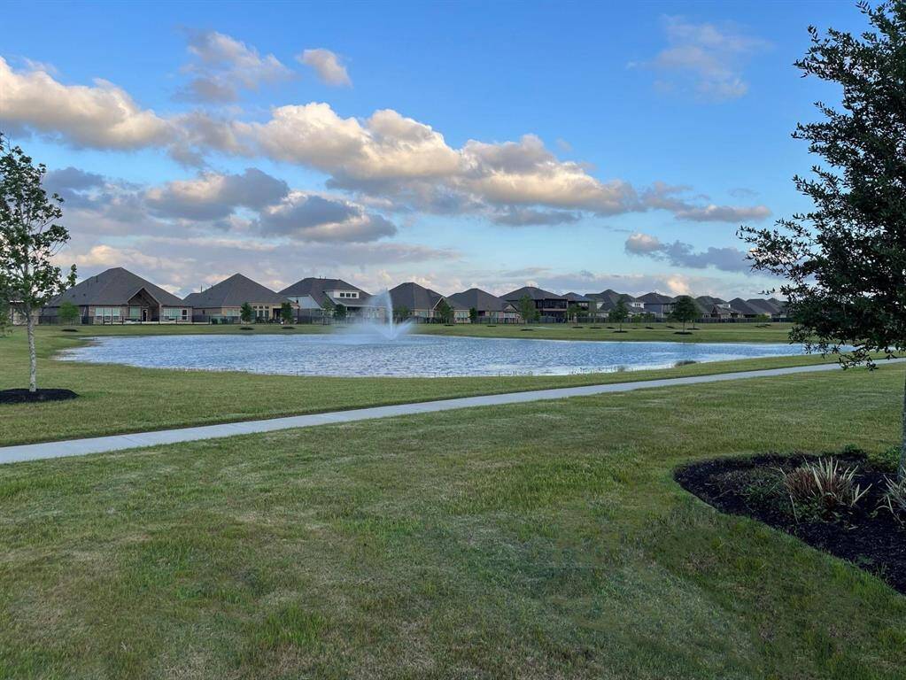 Additional amenities include lakes and walking trails.