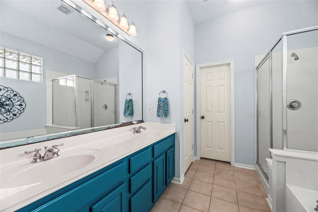 Alternate view of the bathroom.