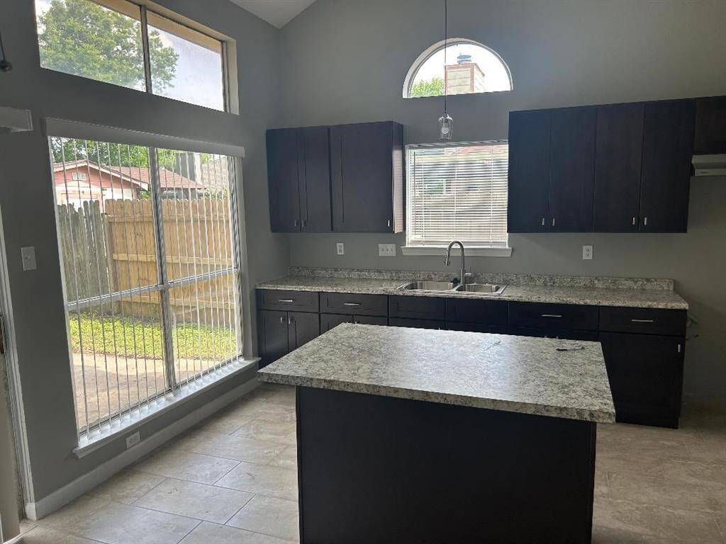 Bright kitchen with view onto the patio area.