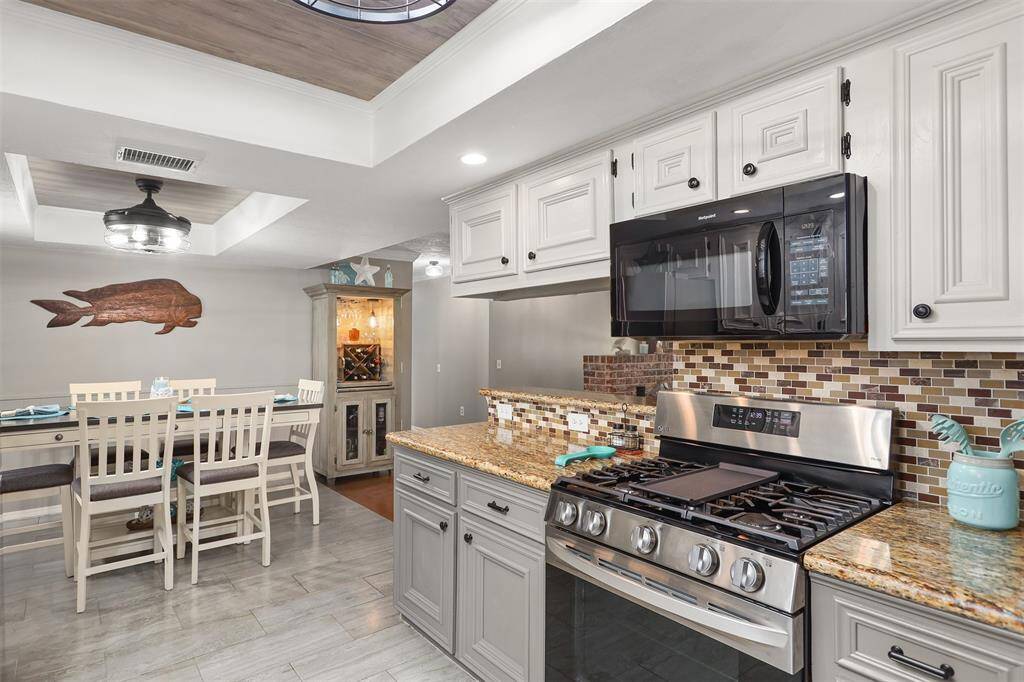4 burner gas cooktop.  Notice the custom backsplash.