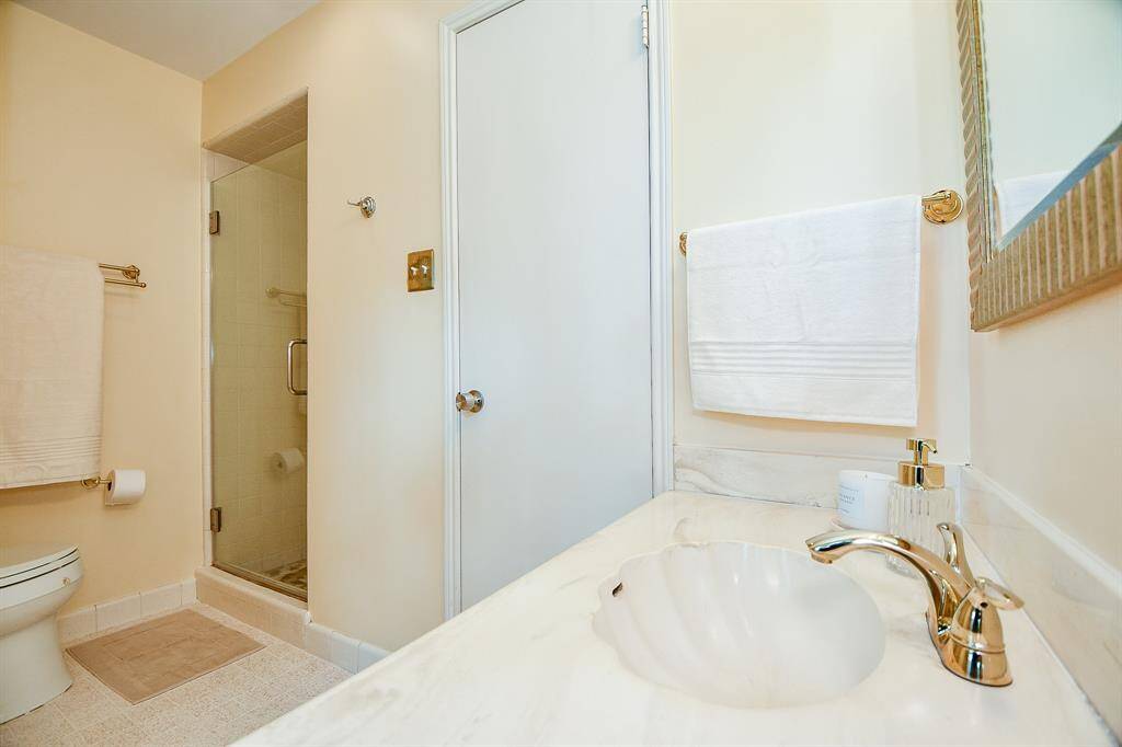 Recently updated en-suite primary bath