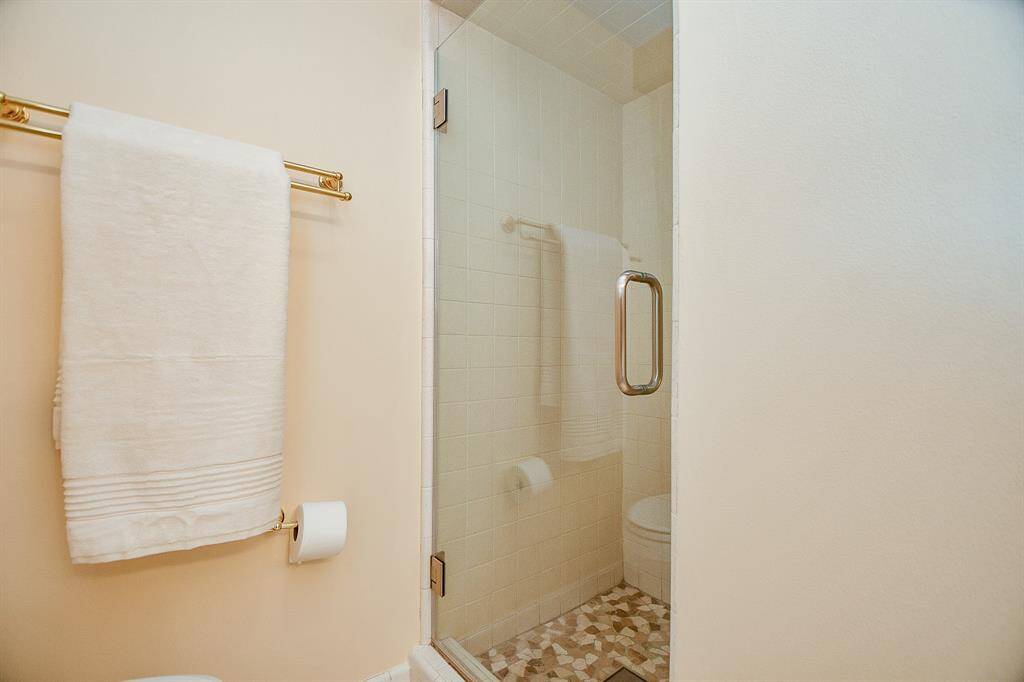 En-suite primary bath