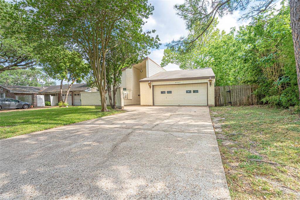 Freshly power-washed and ready to go! This long driveway gives you plenty of parking space and leads right up to a peaceful spot with no neighbor on one side.