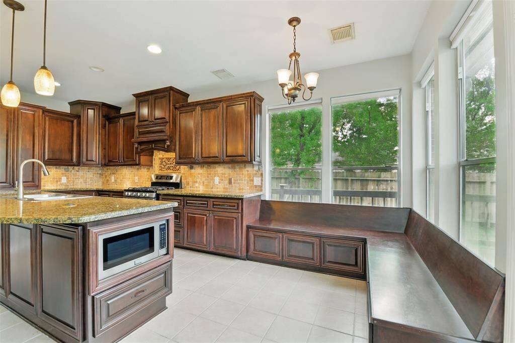A touch of elegance with the kitchen finishes. The wrap around bench in the eat-in kitchen is an addition sure to please even the largest of crowds.