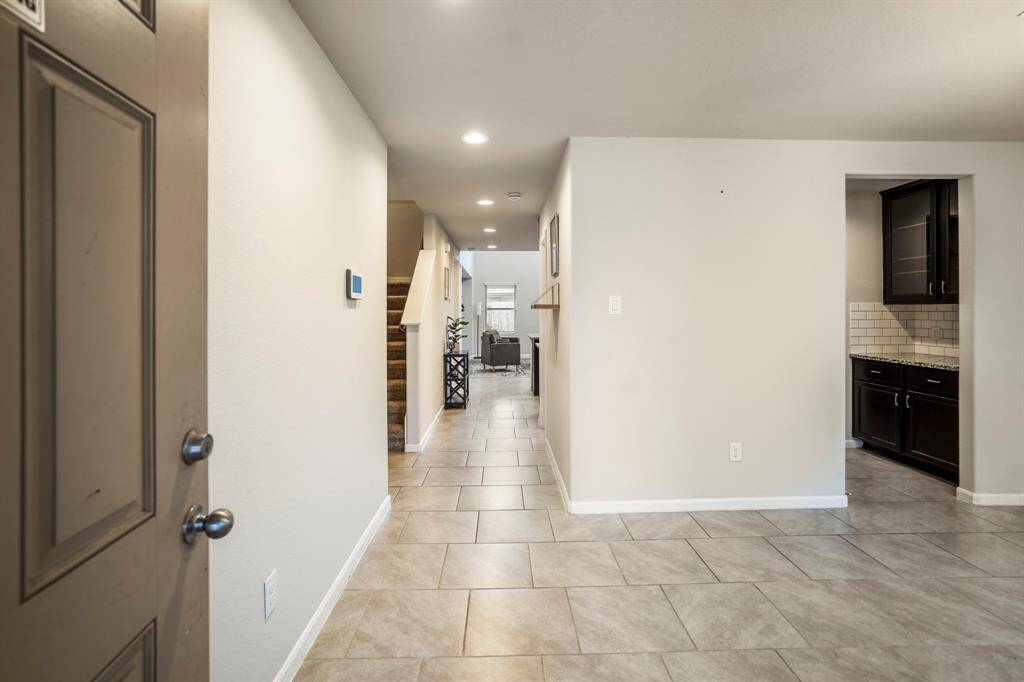 A neutral tone throughout offers an easy to decorate home.