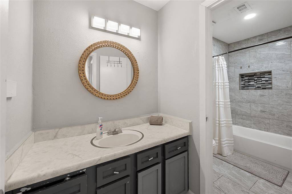Full bathroom between the two bedrooms on 2nd floor