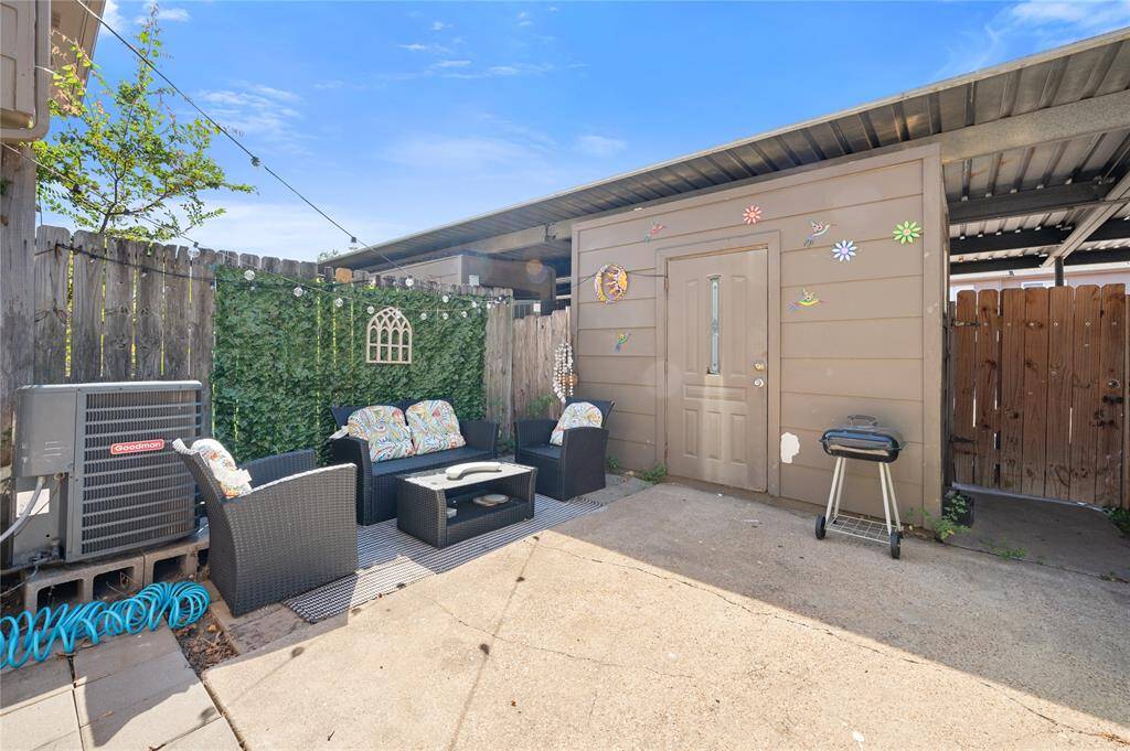 Back sitting area patio