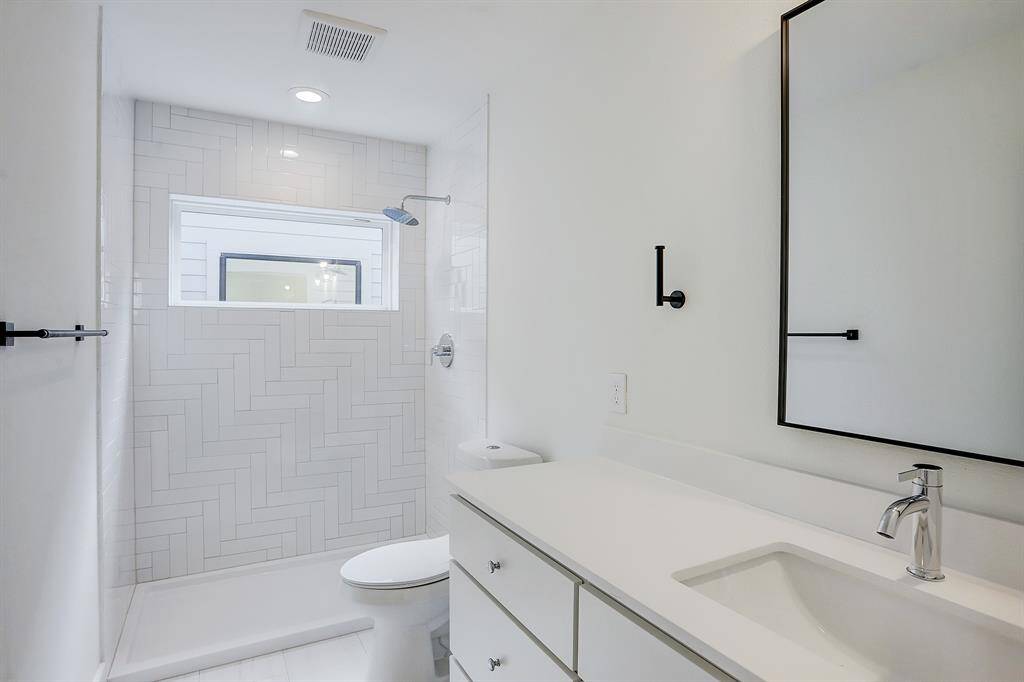Secondary bathroom with tub/shower combo.