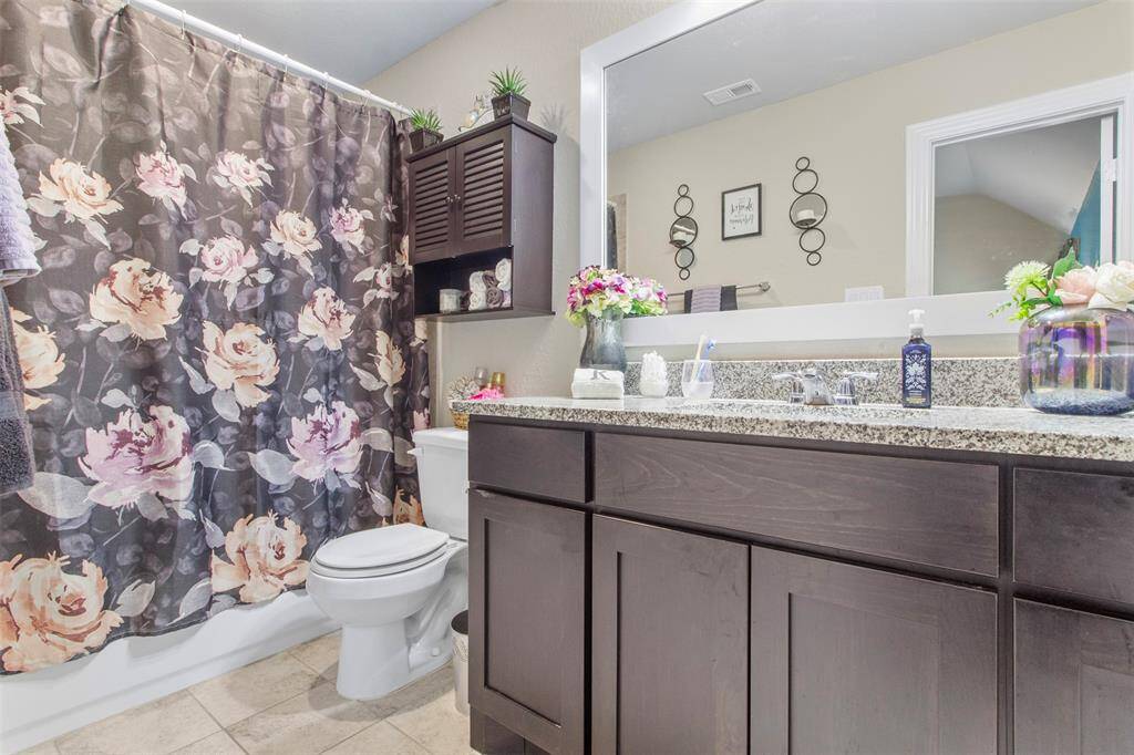En-suite bath in 4th bedroom.