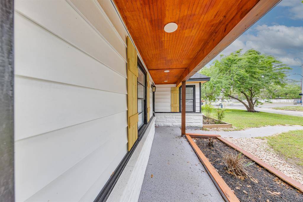 Lovely front porch!