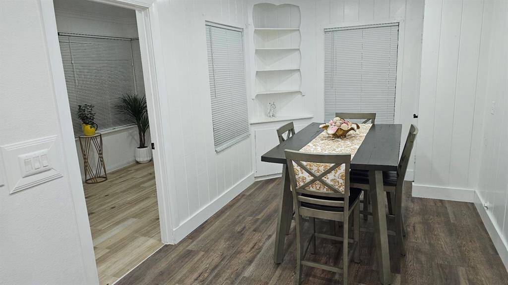 Separate formal dining room!