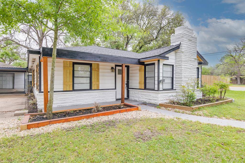 Extra large Driveway for more than 10 vehicles! + 2 car garage + large carport!